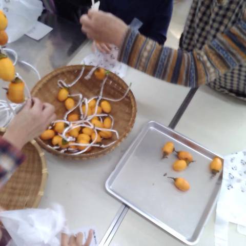 放課後子ども教室 お茶会とつるし柿づくりの写真