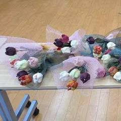 布ﾁｭｰﾘｯﾌﾟの花束作りの写真